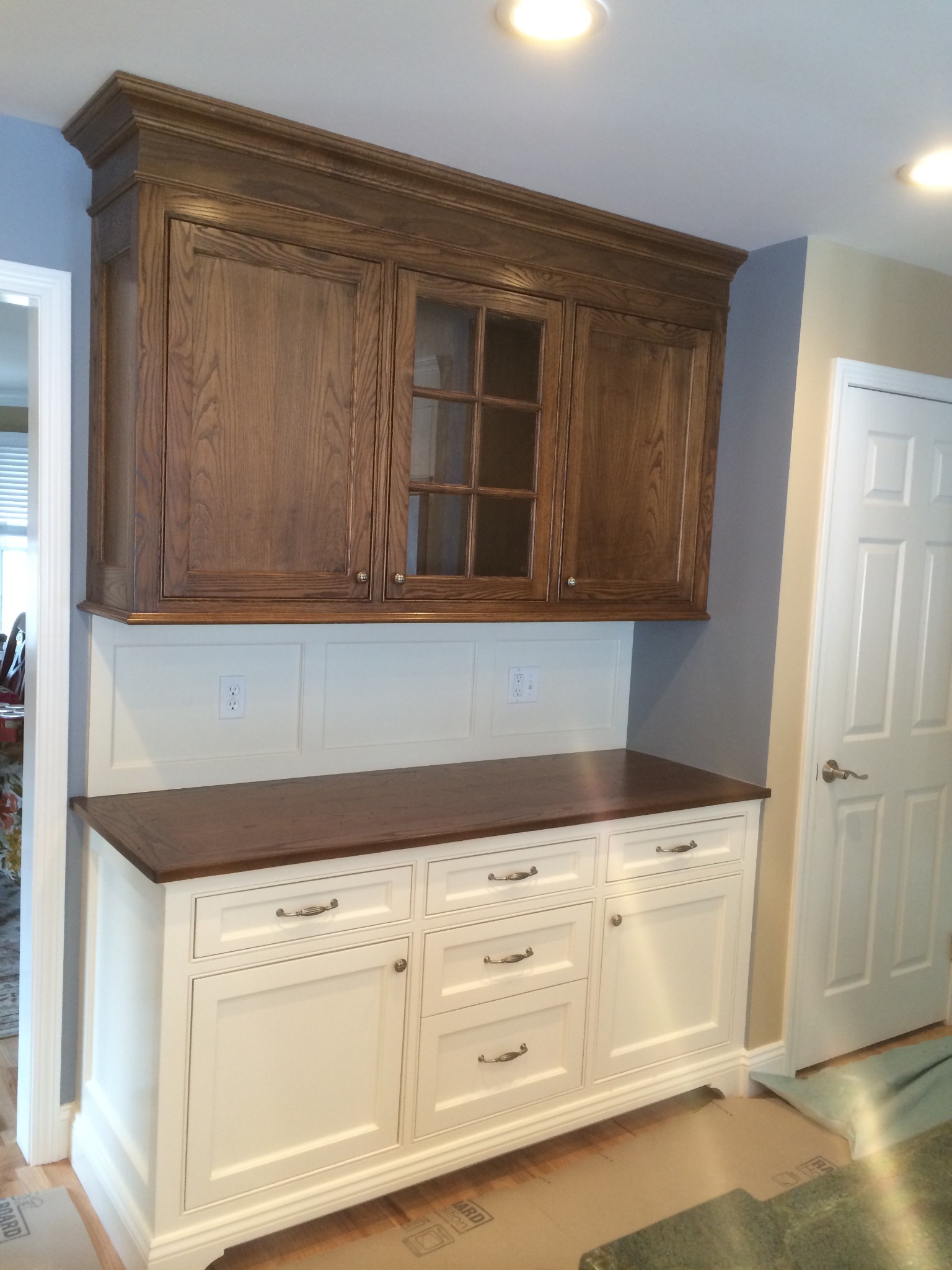 Two-tone storage hutch